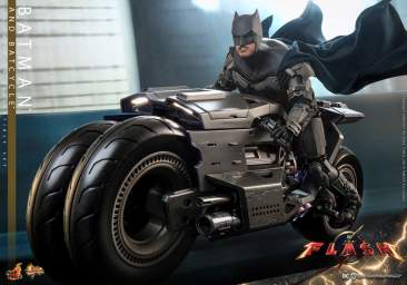 The Flash - 1/6th scale Batman and Batcycle
