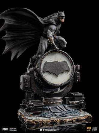 Iron Studios - 1:10 Scale Batman on Batsignal Deluxe Statue